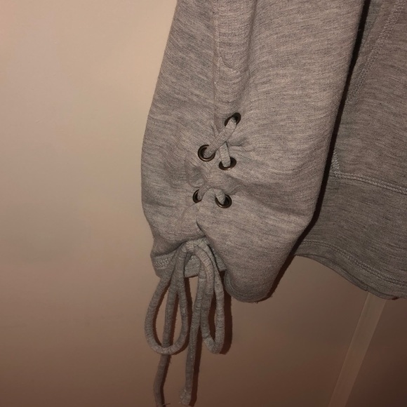 Mossimo and Supply Pullover - Picture 2 of 4